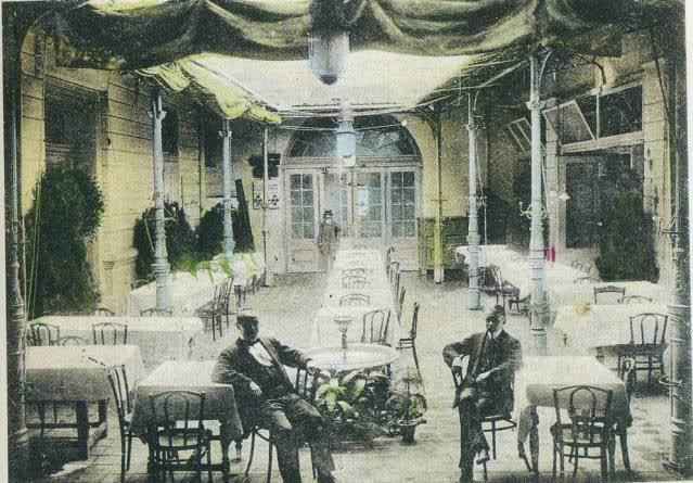Az egykori szabadkai Arany Bárány Szálló kávéház a XIX. század végén (Fotó: Skyscrapercity.com)